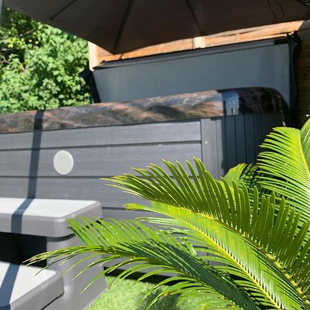 Kishaz Apartman Eger Exteriör bild