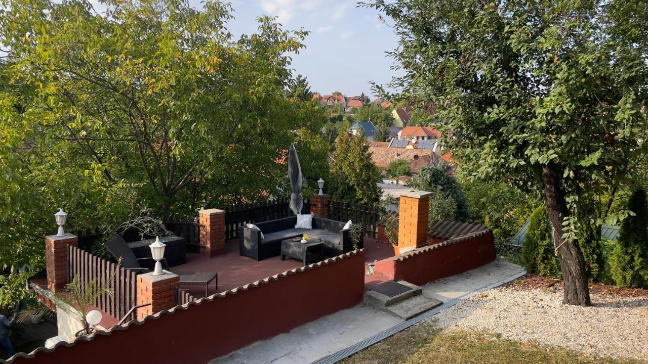 Kishaz Apartman Eger Exteriör bild