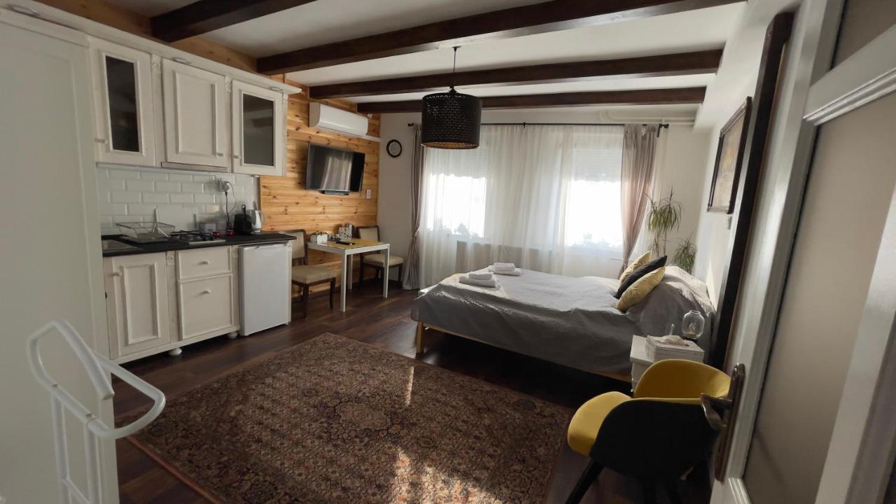 Kishaz Apartman Eger Exteriör bild