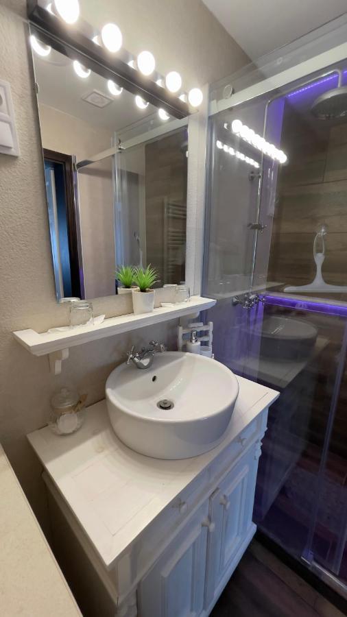 Kishaz Apartman Eger Exteriör bild