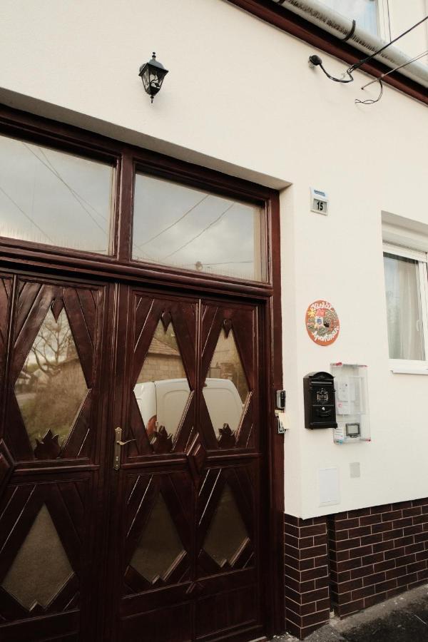Kishaz Apartman Eger Exteriör bild