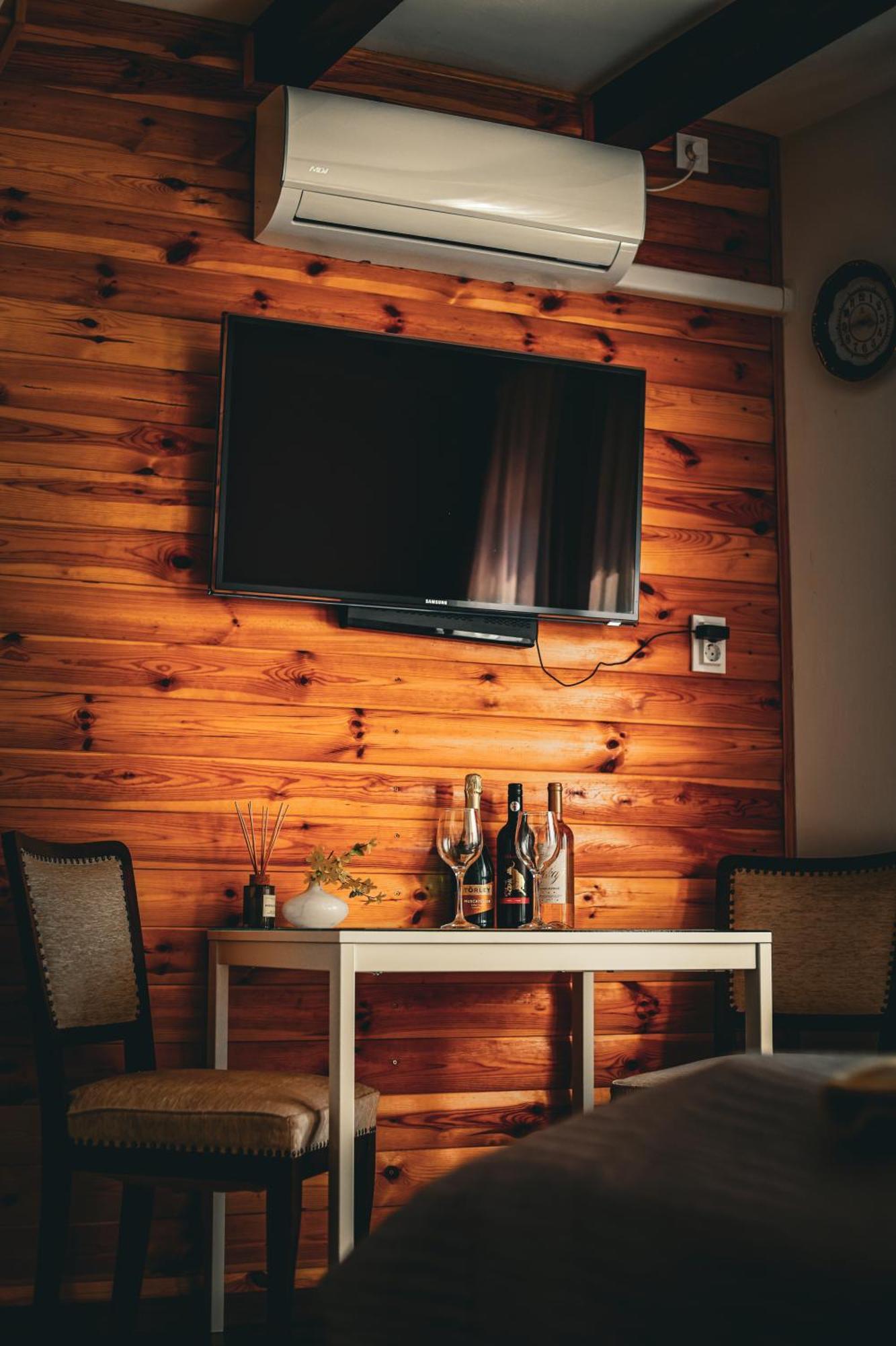Kishaz Apartman Eger Exteriör bild